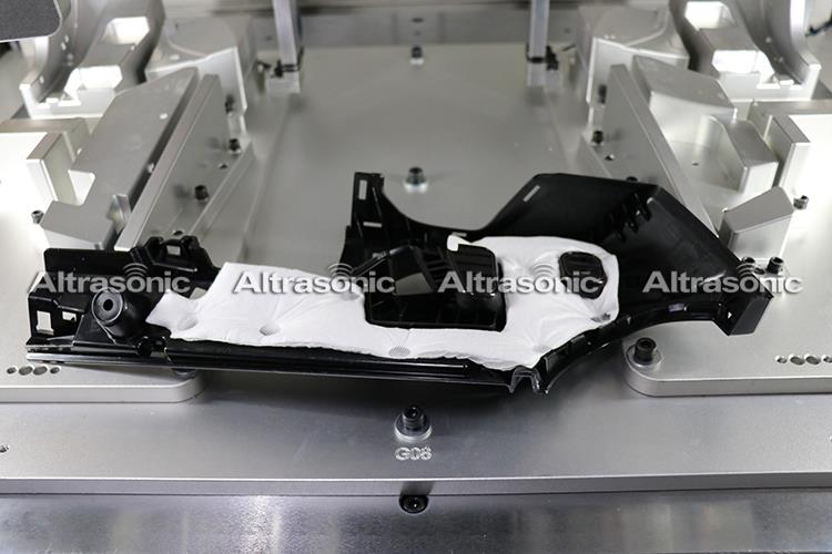 自動車部品用35Khzマルチリベットホーン(4) 35Khz Multi riveting horn for auto parts (4)